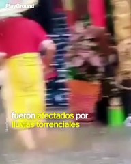 Niños aprovechan inundaciones para nadar en Yakarta