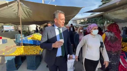 CHP'li Başarır ev hanımı ile pazar alışverişine çıktı: 100 TL'ye 7 kalem ürün alabildik