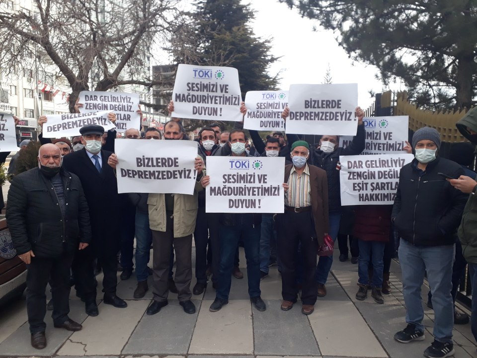 Dar gelirliler için yapılan evler depremzedelere tahsis edildi, hak sahipleri tepki gösterdi