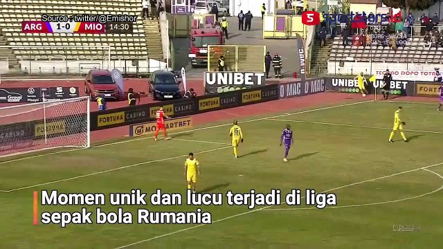 Kocak! Blunder Kiper Ini Bikin Rekan Setimnya Cetak Gol Bunuh Diri