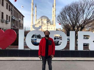 İşinden istifa etti, otostopla dünya turuna çıktı