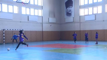 Van'ın kadın "Rivaldo"su öğretmenlik için transfer tekliflerini kabul etmiyor