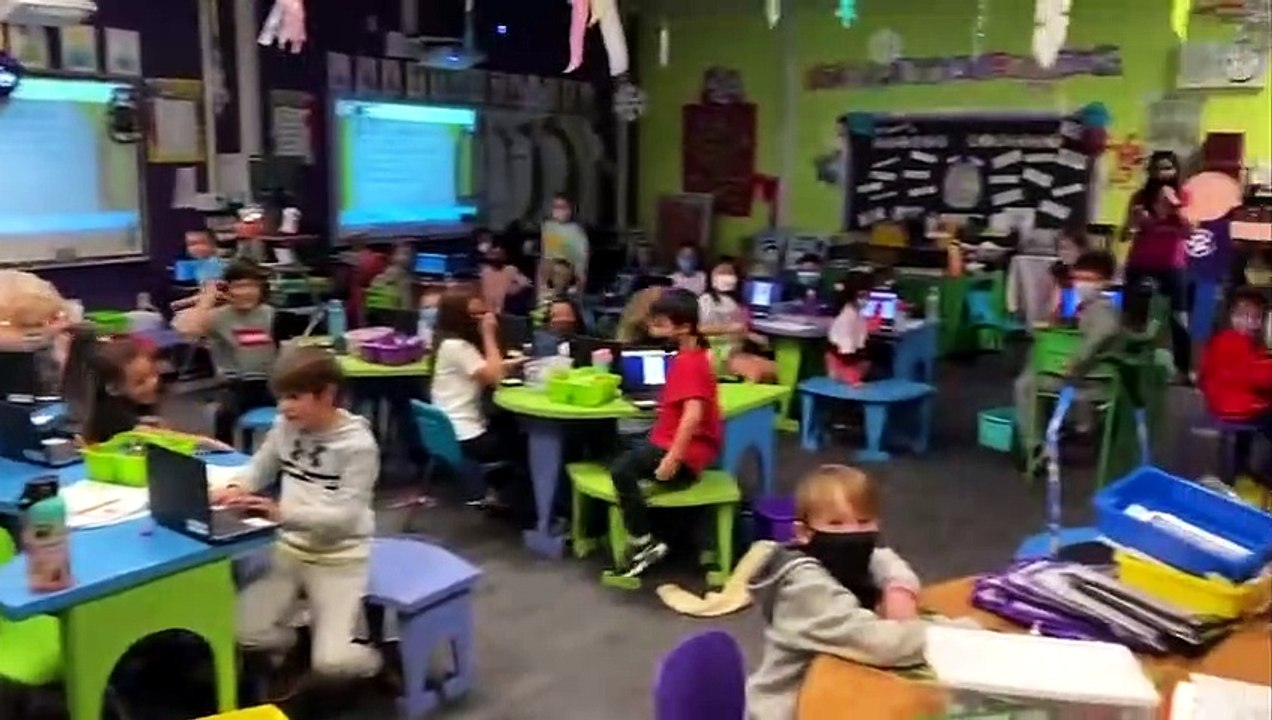 فيديو: ردة فعل أطفال مدرسة أمريكية لحظة علمهم بإلغاء الكمامة