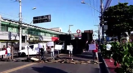 Manifestantes bloqueiam principal avenida de Jacaraípe, na Serra