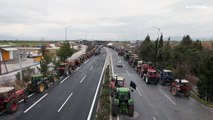 Grecia, agricoltori bloccano un'autostrada con i trattori
