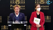 El líder de Vox en Baleares, Jorge Campos, valora los resultados electorales de Castilla y León junto a la diputada Idoia Ribas