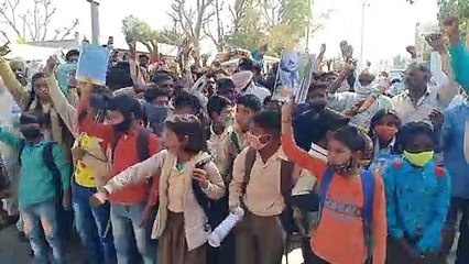 दिल्ली मुंबई एक्सप्रेस हाइवे पर सर्विस लेन की मांग ने पकड़ा जोर, ग्रामीणों ने किया प्रदर्शन