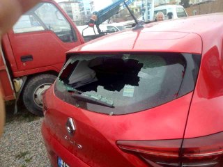 İki genç kız, kırmızı ışıkta çapraz ateşe tutulmuş