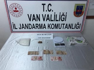 TAKSİDEKİ YOLCUNUN VALİZİNDEN UYUŞTURUCU ÇIKTI