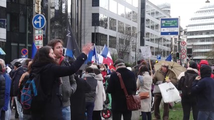 Le convoi de la liberté : une centaine de manifestants rassemblés entre le Cinquantenaire et le rond-point Schuman