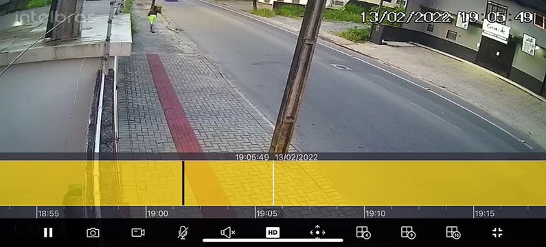 Motoboy bate contra carro, fica desacordado e é levado ao hospital em Joinville