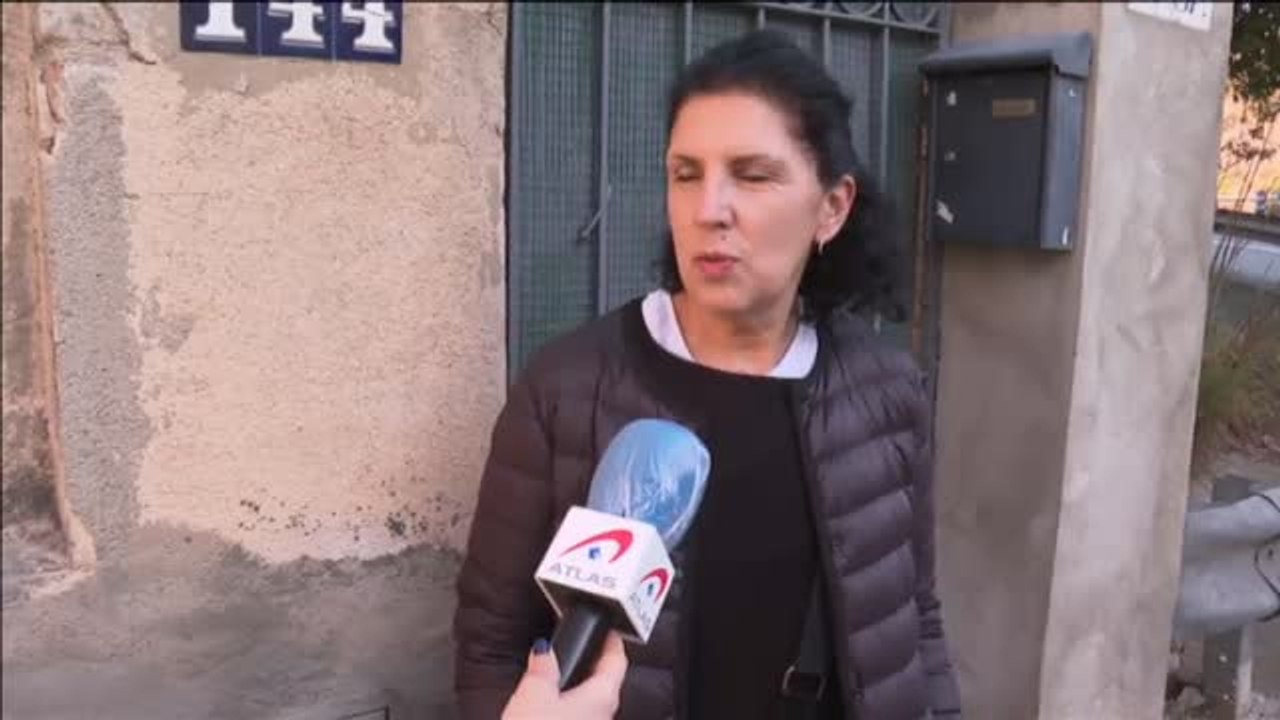 Un autobús sin pasajeros se empotra en una casa de Montgat