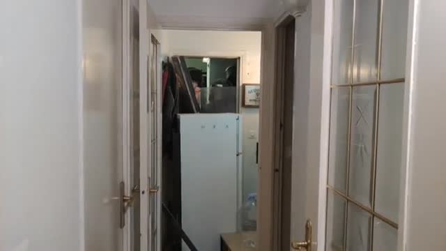 Vecinos y activistas intentan frenar el desahucio de una familia con dos hijos en Barcelona