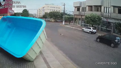 Rough Winds Send Pool into Road