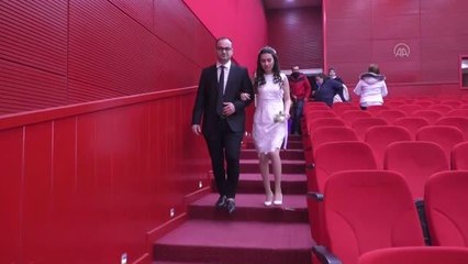 İşitme engelli çift, Sevgililer Gününde evlendi