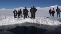 Yüzeyi buzla kaplı olan Balık Gölü dalgıçları ağırladı