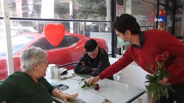 (İZMİR)Çeşme'nin, sevgileri eskimeyen yaşlı çiftleri Sevgililer Günü'nde ağırlandı