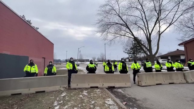 트럭시위에 막혔던 美-캐나다 국경 다리 정상화...강제 해산 / YTN