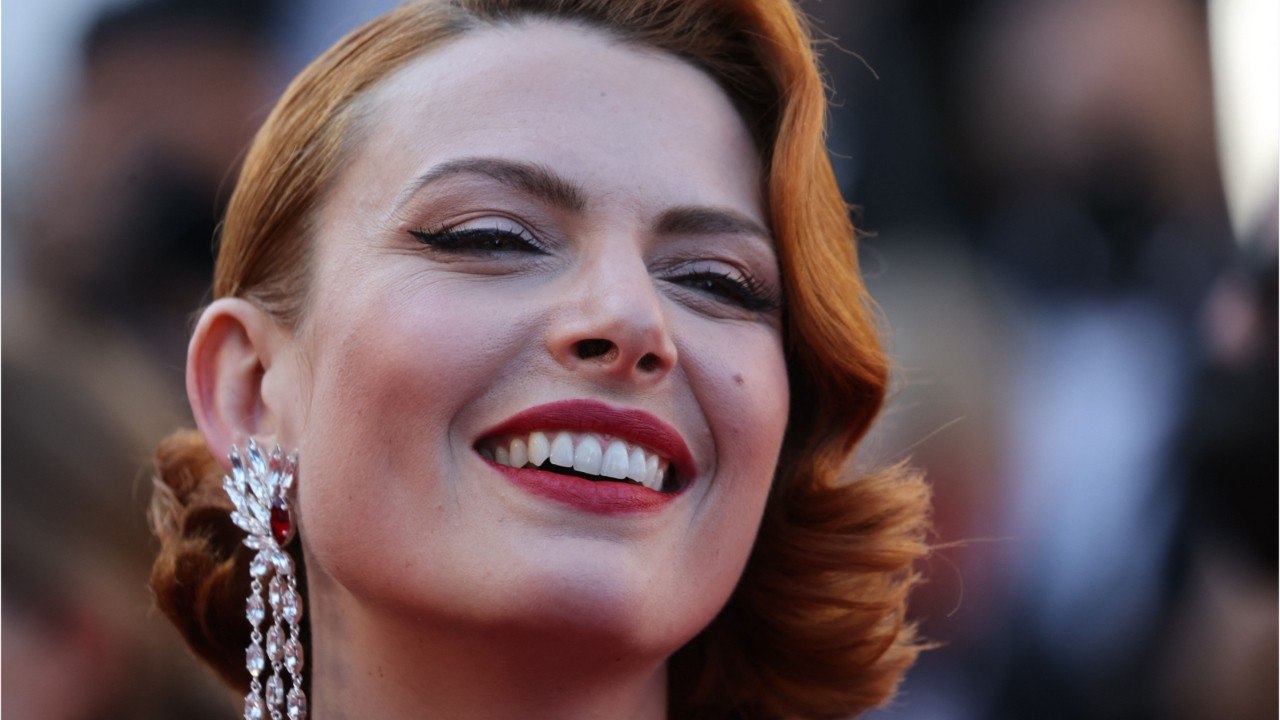 VOICI : Élodie Frégé menacée de mort : la chanteuse évoque les nombreux messages de haine qu'elle reçoit