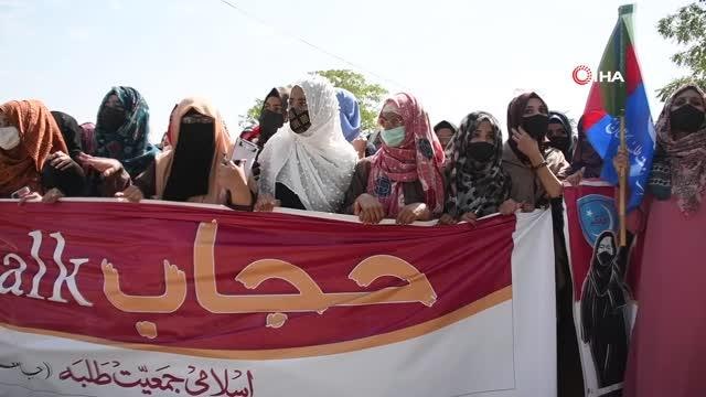 Pakistanlı öğrenciler Hindistan'daki başörtü yasağını protesto etti