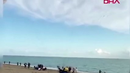 Yer Antalya; havalanmaya çalıştığı paramotorla sahildekilerin üzerine doğru alçaldı