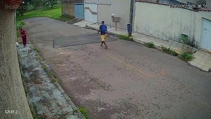 Vítima reage a assalto e vai até a casa do autor recuperar celular roubado