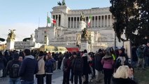 Raduno no vax a Roma: resta presidio, piantate tende a Piazza Venezia