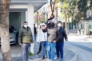 Maskeli gruptan yerel gazete önünde haber tepkisi