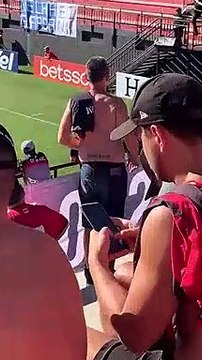 Homem exibe tatuagens neonazistas em estádio e é expulso por torcedores no RS