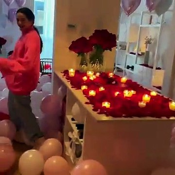 Rauw Alejandro le llenó la casa de globos a Rosalía