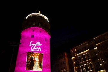 14 Şubat Sevgililer Gününde Galata Kulesi çiftlerin fotoğraflarıyla aydınlatıldı