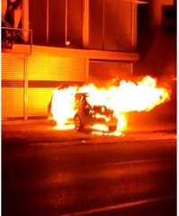 Park halindeki otomobil alev topuna döndü