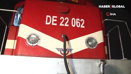 Tren, otomobile çarptı! Sürücü son anda canını kurtardı