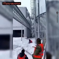 Trabajadores intentan remover la nieve acumulada