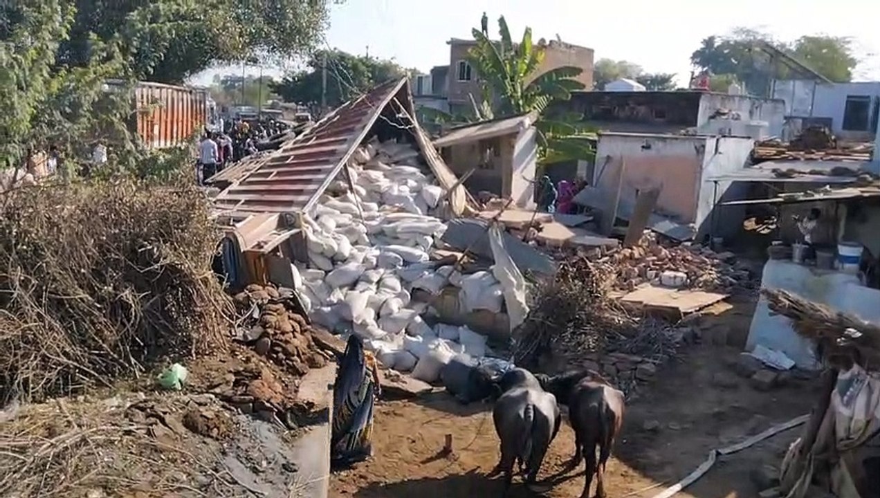 सरकारी गेहूं से भरा ट्रक अनियंत्रित होकर संकटमोचन मंदिर में घुसा, आक्रोश फूटा