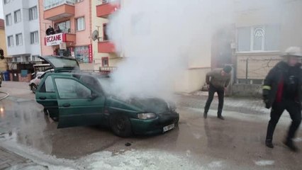 Son dakika gündem: Çıkan yangında otomobilin motor kısmı hasar gördü