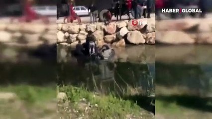 Mersin'de otomobilin su kanalına düşme anı kamerada