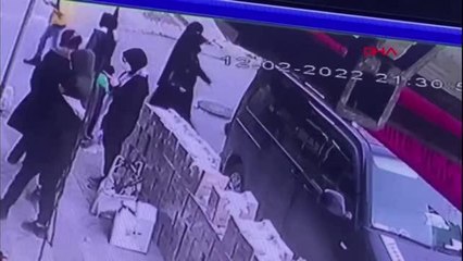 SULTANGAZİ'DE MÜŞTERİSİ OLDUĞU İŞ YERİNDEN HIRSIZLIK YAPAN KADIN KAMERADA