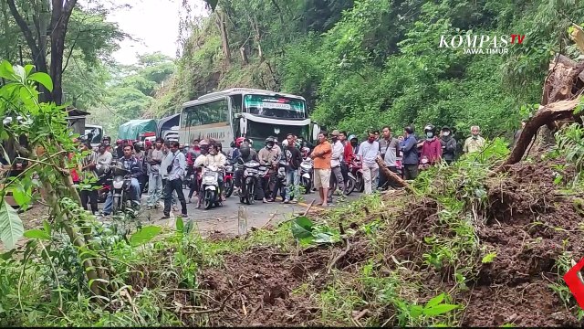 Jalan Nasional Tertimbun Longsor Lintas Trenggalek Macet Lima Kilometer