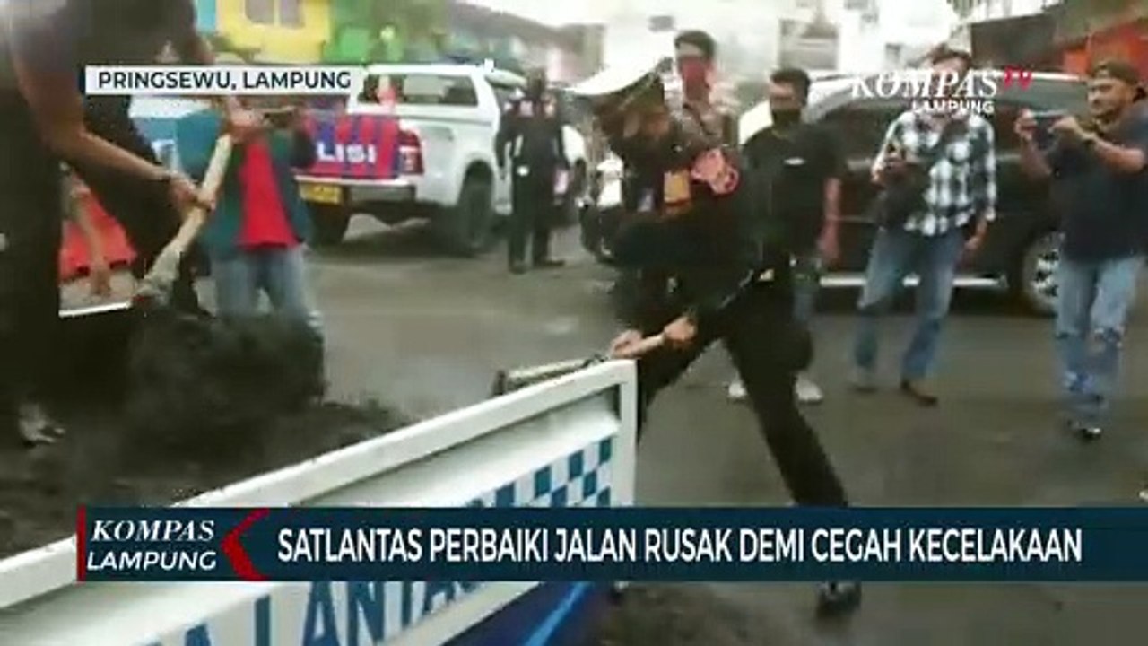 Satlantas Perbaiki Jalan Rusak Demi Cegah Kecelakaan