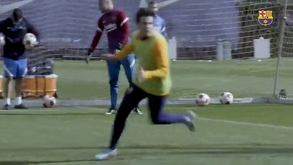 Alves tira de humor en el entrenamiento / FCB