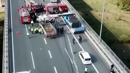 Otoyolda kamyon otomobilin üzerine devrildi!