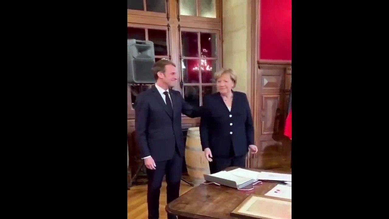 Macron ve Merkel kararsız kaldı! Öpüşelim mi sarılalım mı?