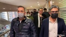 Yeniden cezaevine girecek olan gazeteci Murat Ağırel ve Barış Pehlivan Çağlayan Adliyesi'nde arkadaşlarına böyle veda etti