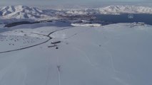 Göl manzaralı kayak merkezinde kar bereketi