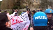 Milano, corteo studenti No Pass bloccati dalla polizia