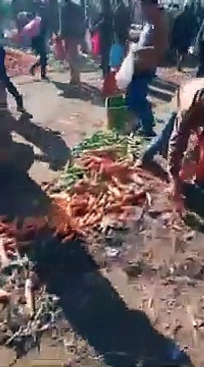 ياربي السلامة هادشي وقع اليوم فالصباح بسوق الأحد ضواحي القنيطرة الناس هجموا على