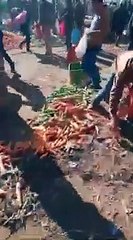 ياربي السلامة هادشي وقع اليوم فالصباح بسوق الأحد ضواحي القنيطرة الناس هجموا على