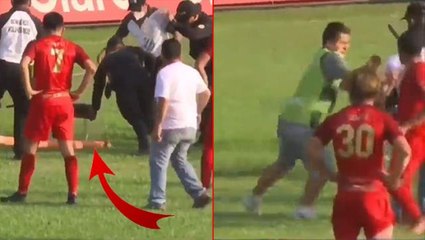Korku dolu anlar! Sahaya yılan girdi, futbolcular kaçacak delik aradı