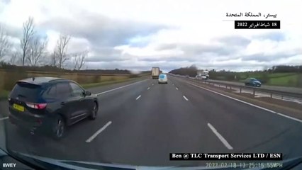 رياح العاصفة يونس تطيح بشاحنة على طريق عام في المملكة المتحدة